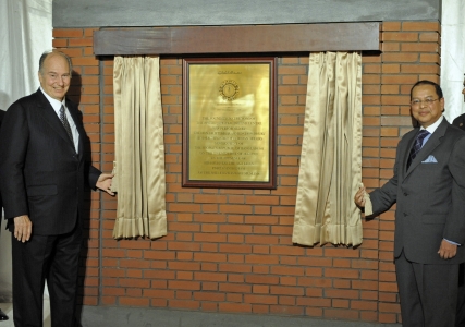 Hazar Imam is joined by Bangladesh’s Honourable Adviser for Foreign Affairs, Dr. Iftekhar Ahmed, in unveiling the plaque marking